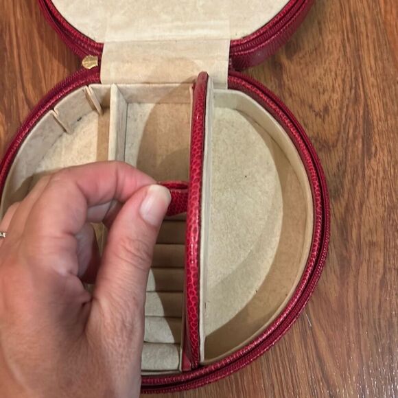 Wolf designs red leather jewelry holder case traveling round vintage - Picture 4 of 8